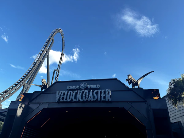 VelociCoaster en la zona de Jurassic Park de Islands of Adventure