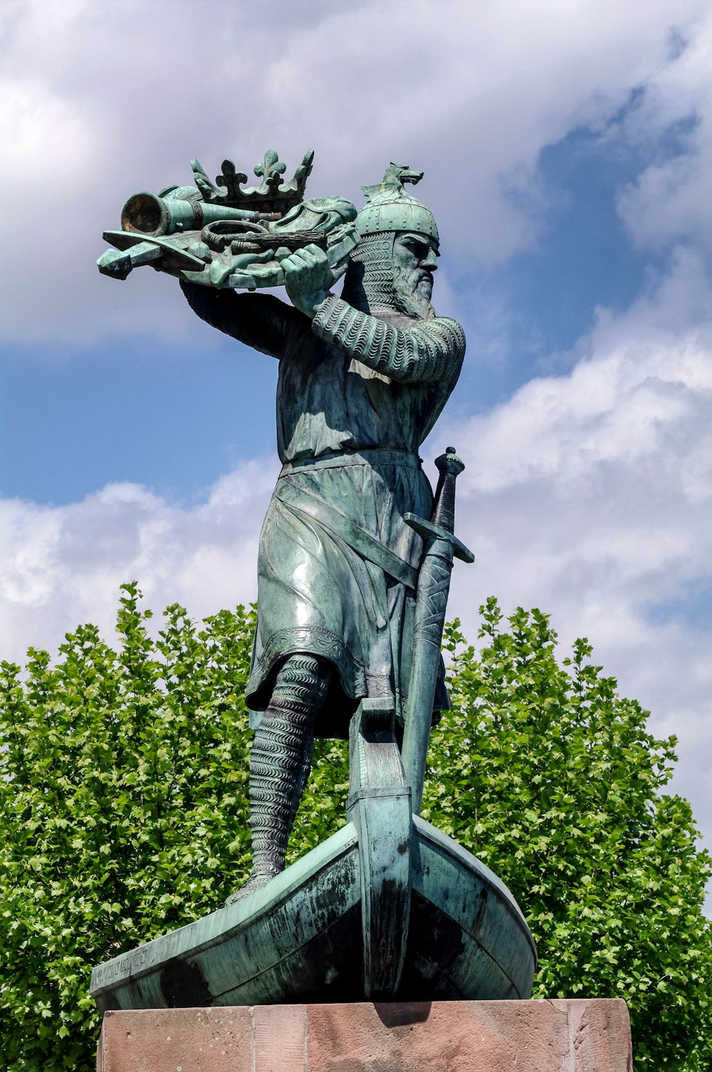 uma estátua de um homem segurando uma espada