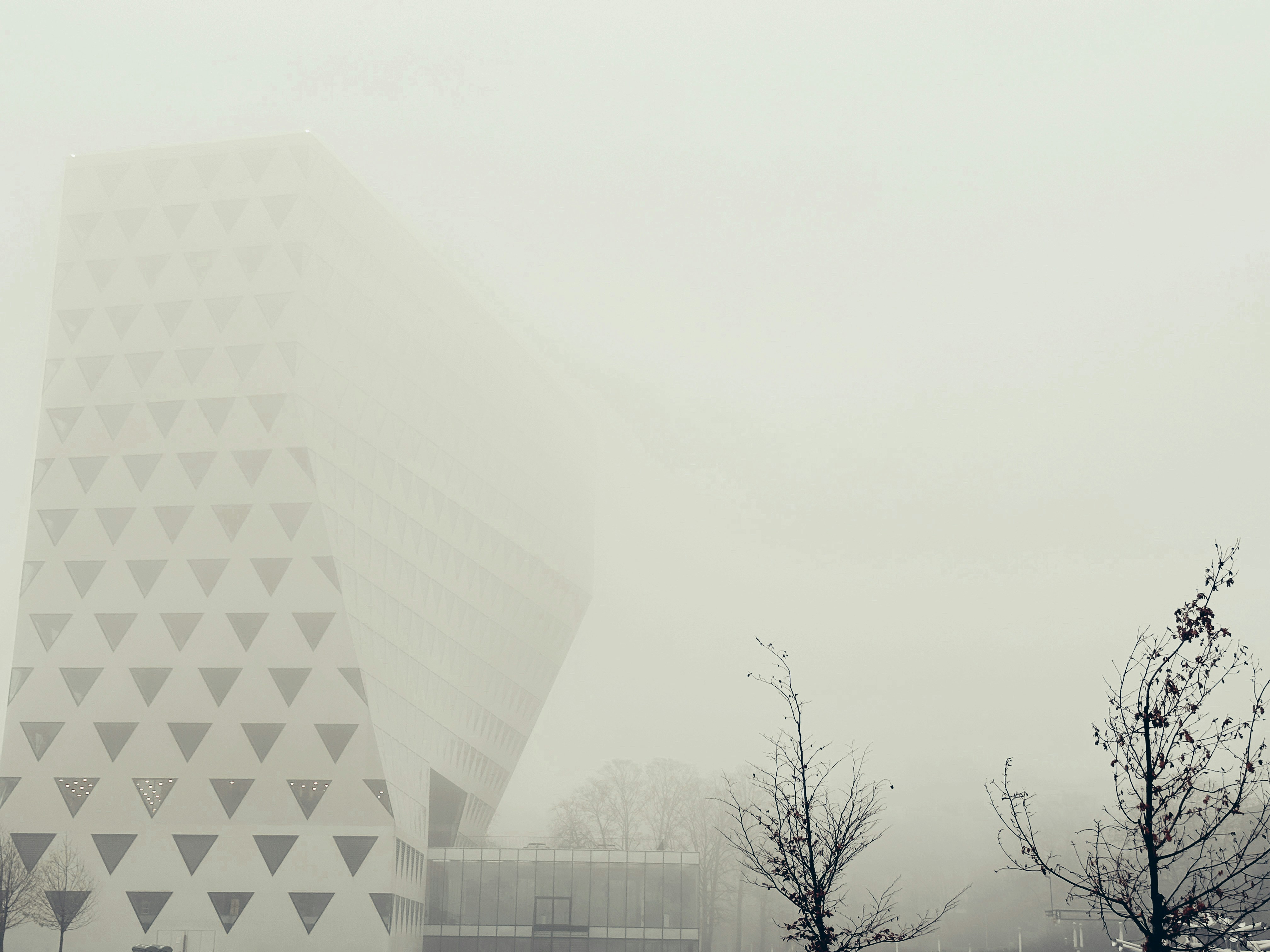 ein sehr hohes Gebäude, das neben einem hohen Gebäude sitzt