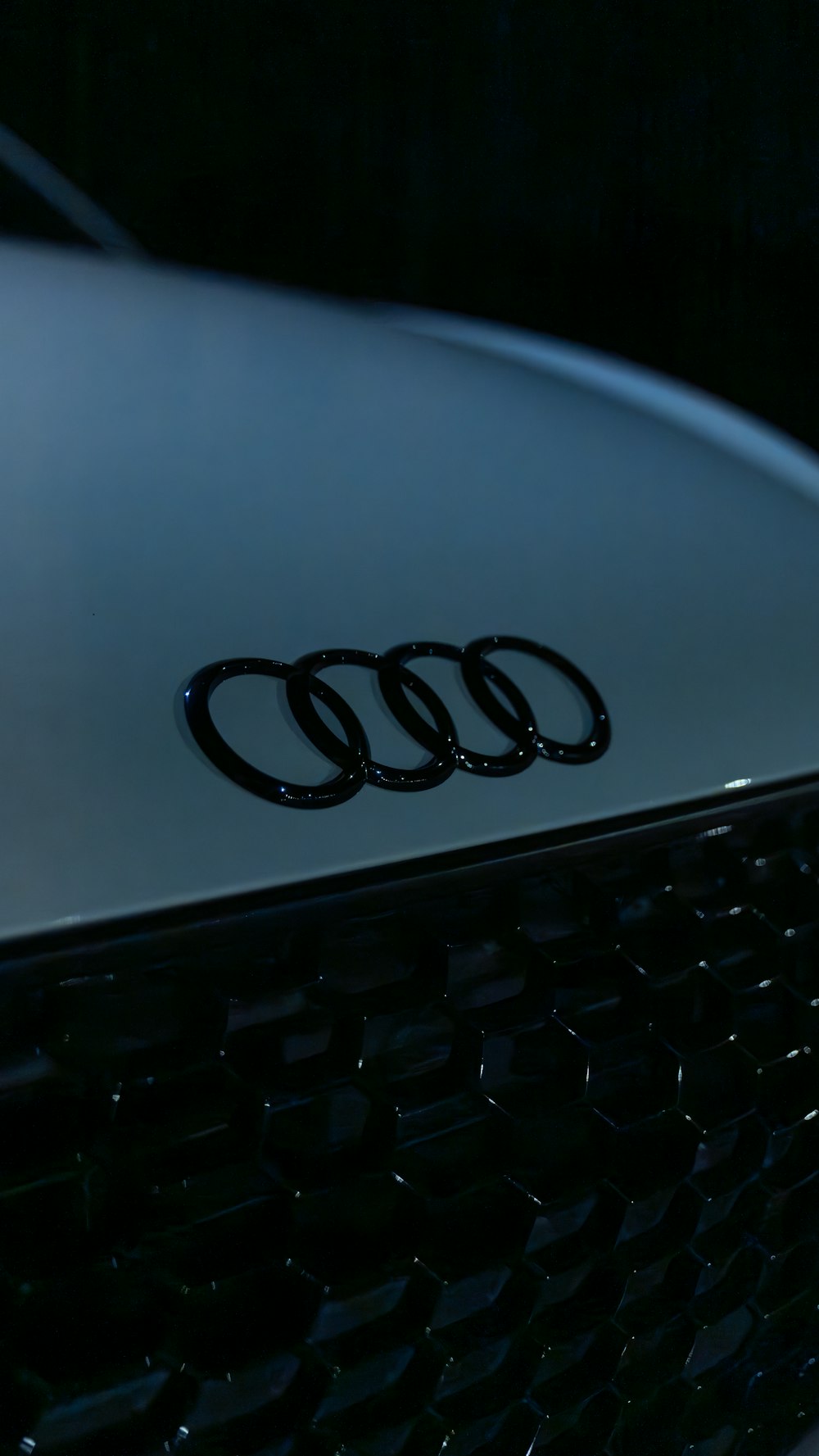 Um close up de um emblema Audi em um carro