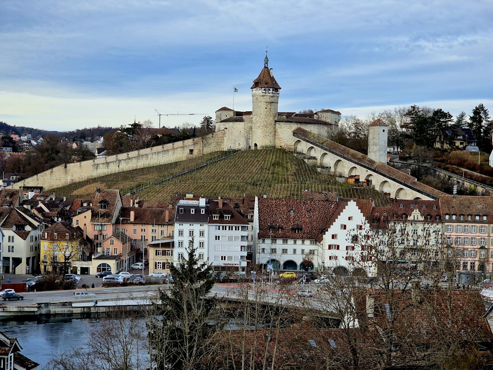 Una ciudad con un castillo en lo alto de una colina