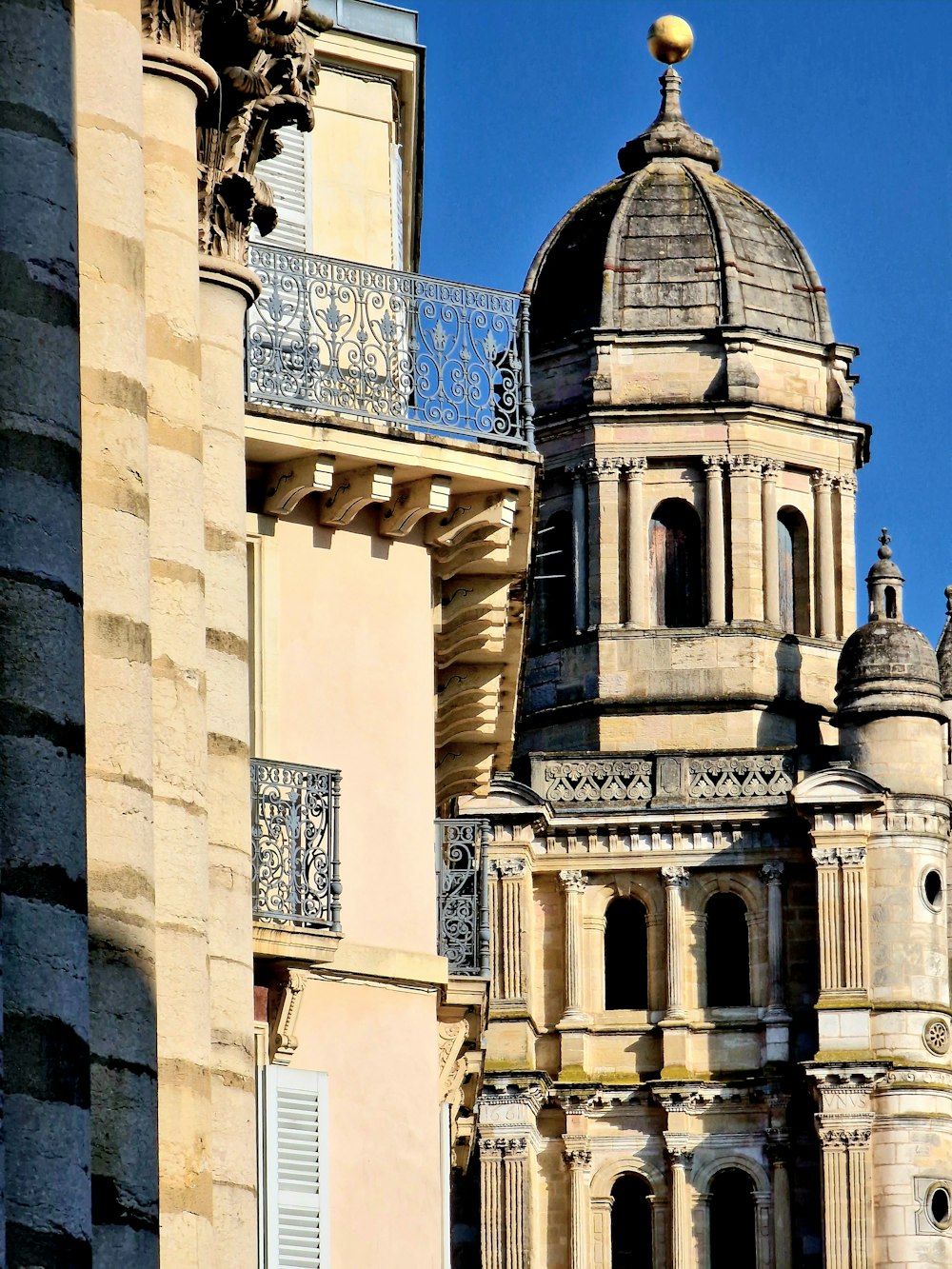 un grand bâtiment avec une horloge sur sa face