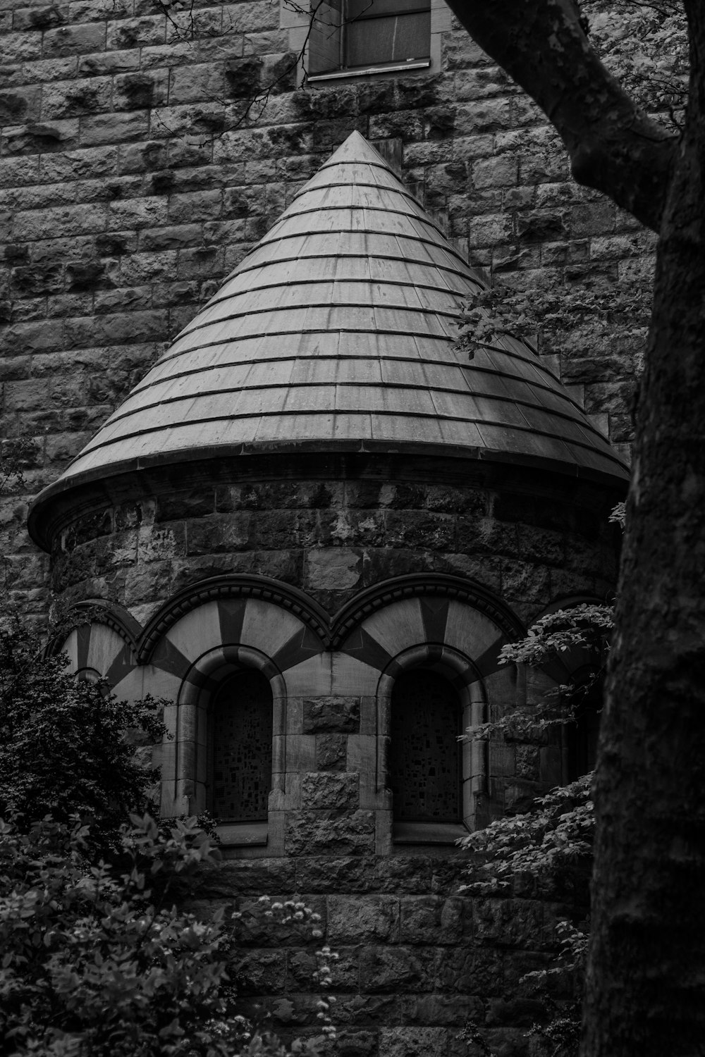 a black and white photo of a building