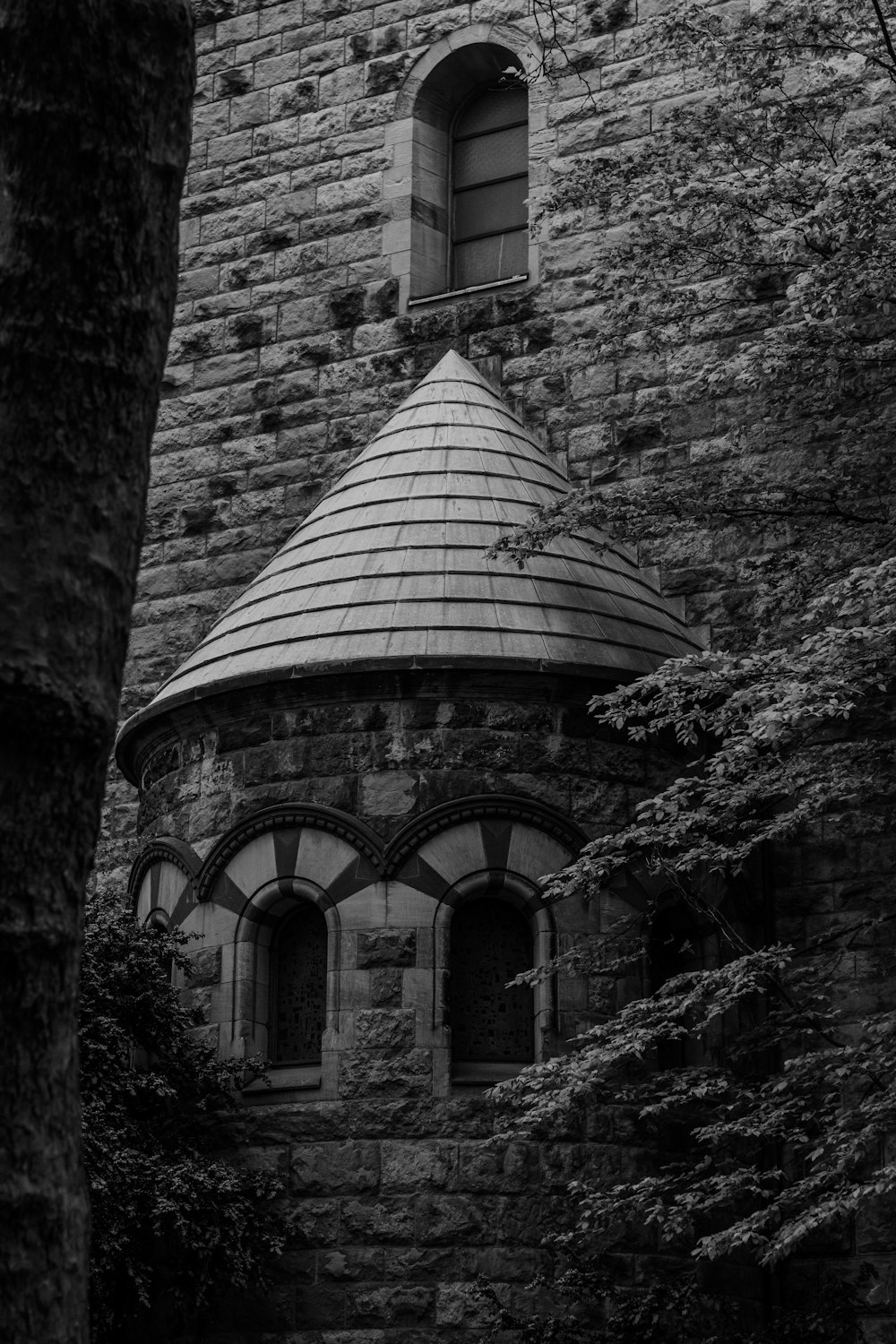 a black and white photo of a building