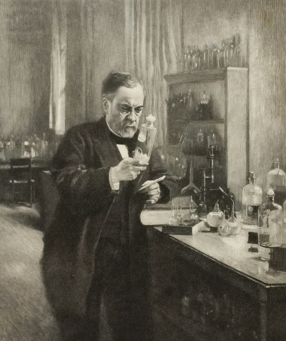 Una foto en blanco y negro de un hombre en un laboratorio