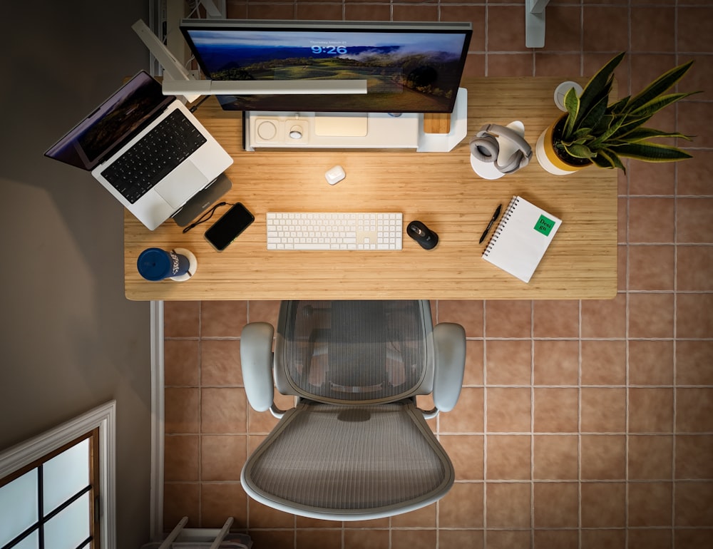 노트북, 키보드, 마우스 및 노트북이 있는 책상의 오버헤드 뷰