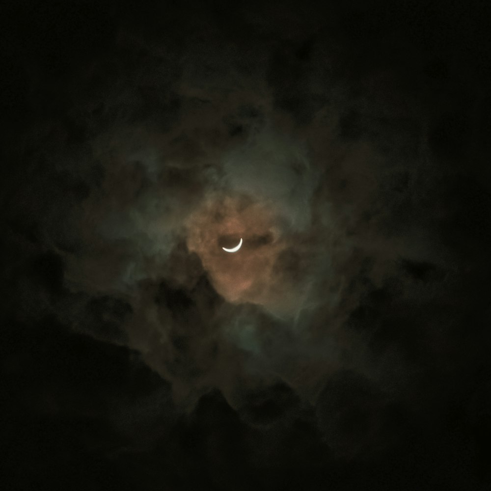 un'eclissi solare parziale vista attraverso le nuvole