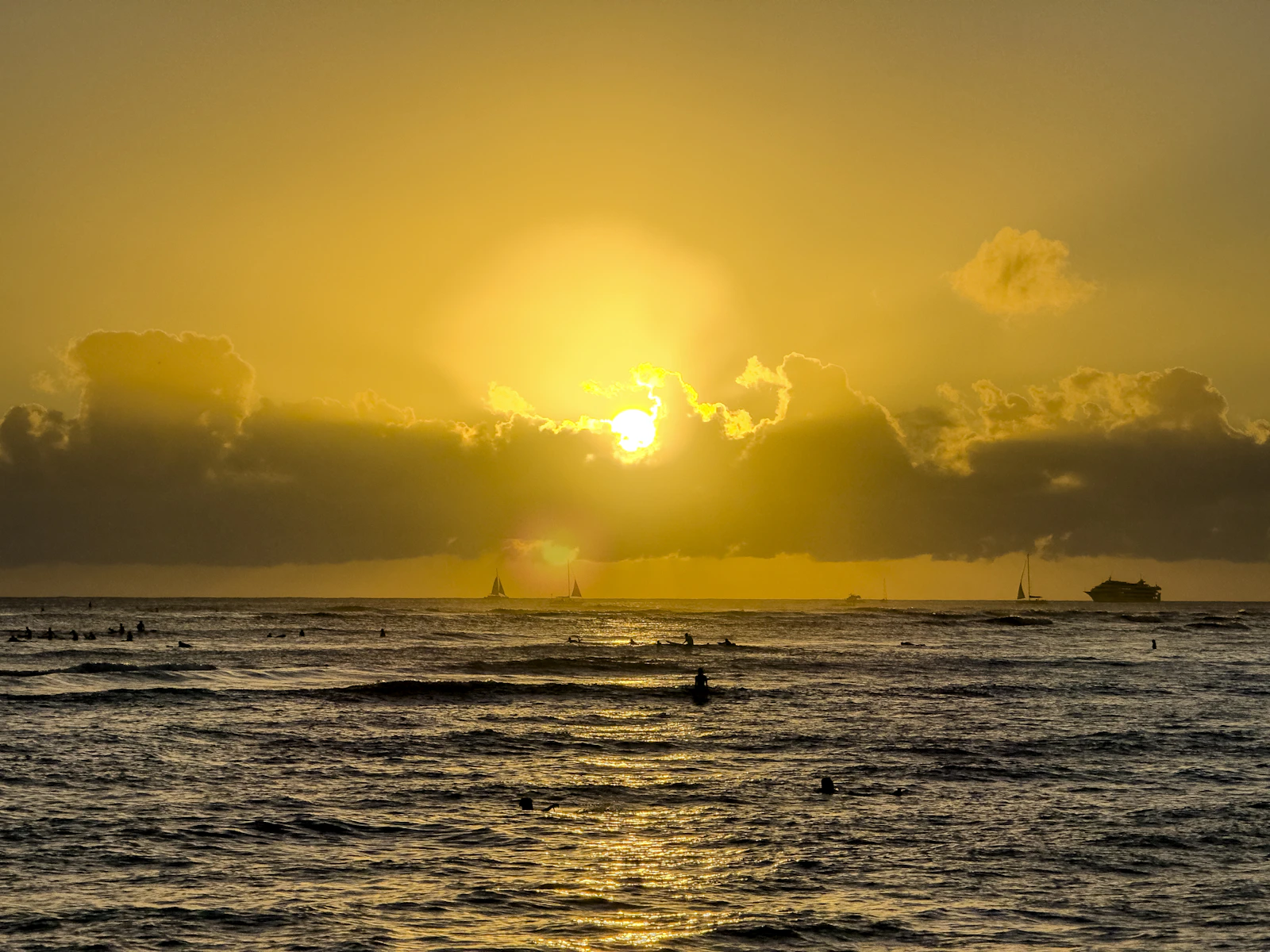 Surfer im Sonnenuntergang vor Waikiki Beach