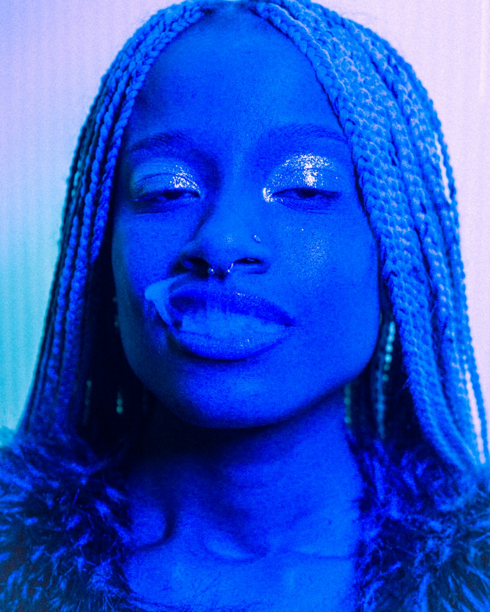 um close up de uma pessoa com maquiagem azul