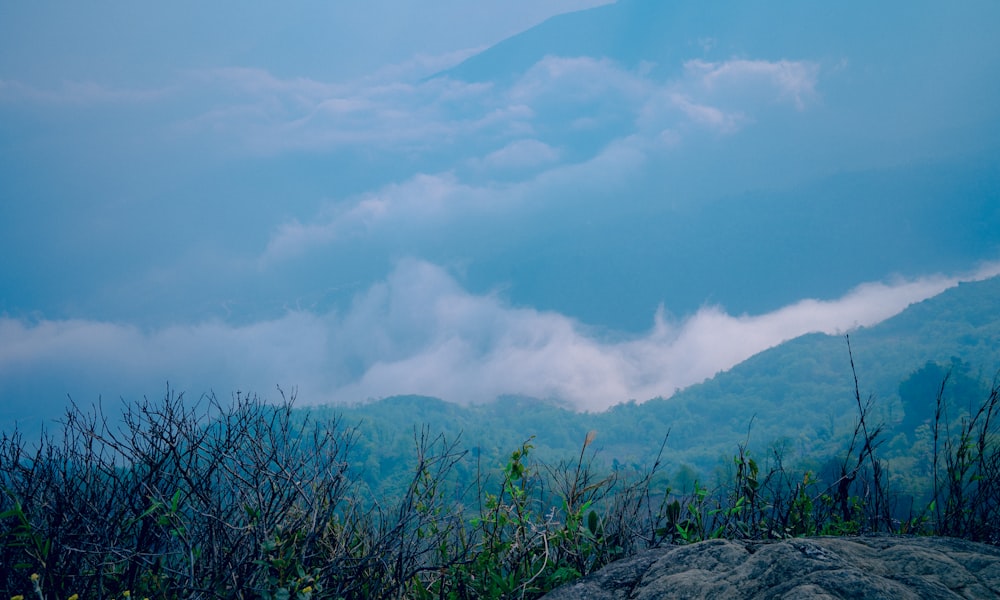 Una vista de una montaña cubierta de nubes