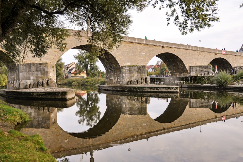 un puente sobre un cuerpo de agua