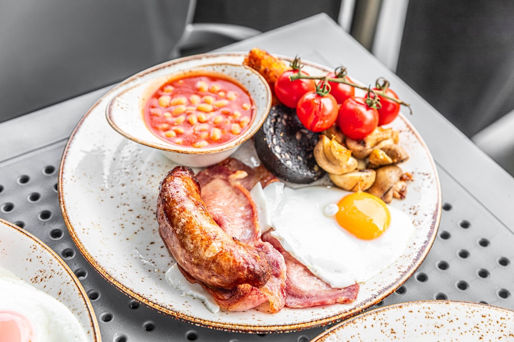 une assiette blanche garnie de viande et de légumes