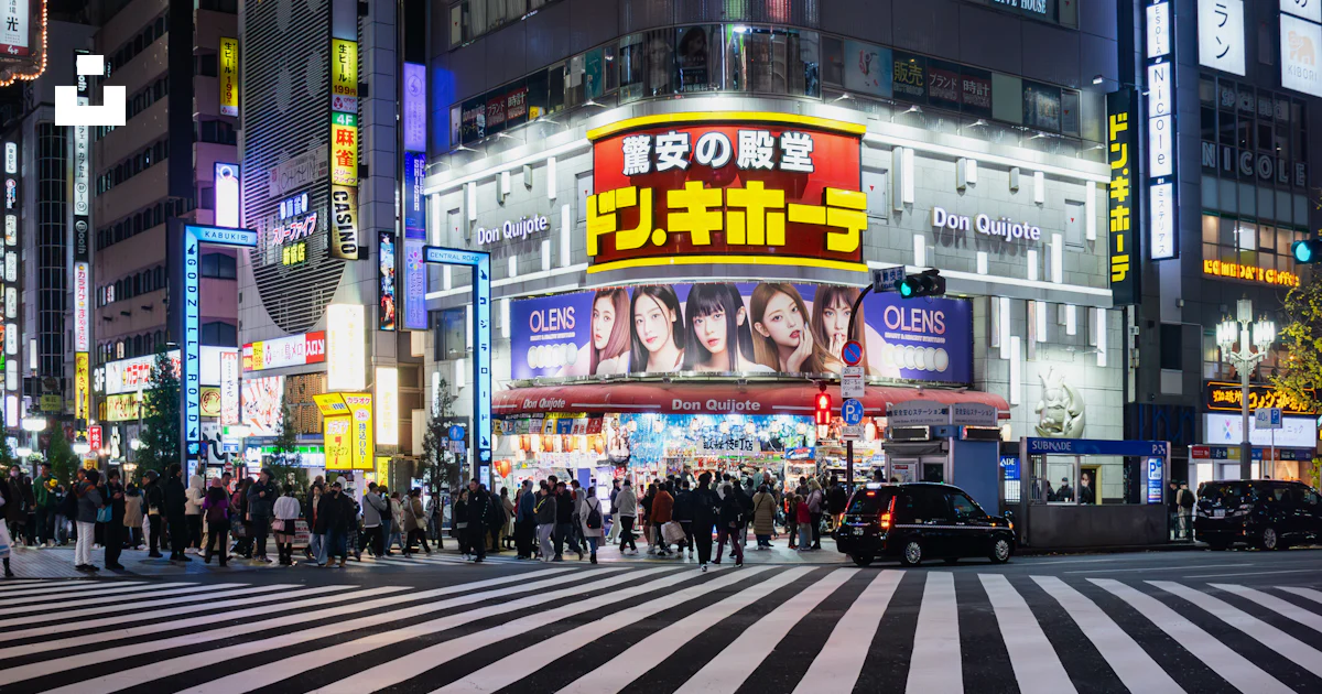 人通りの多い夜の街路の写真 – Unsplashの都市の無料画像