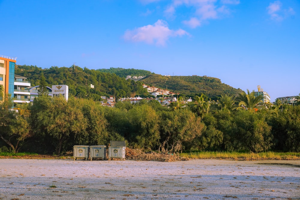 uma vista de uma praia com um edifício ao fundo