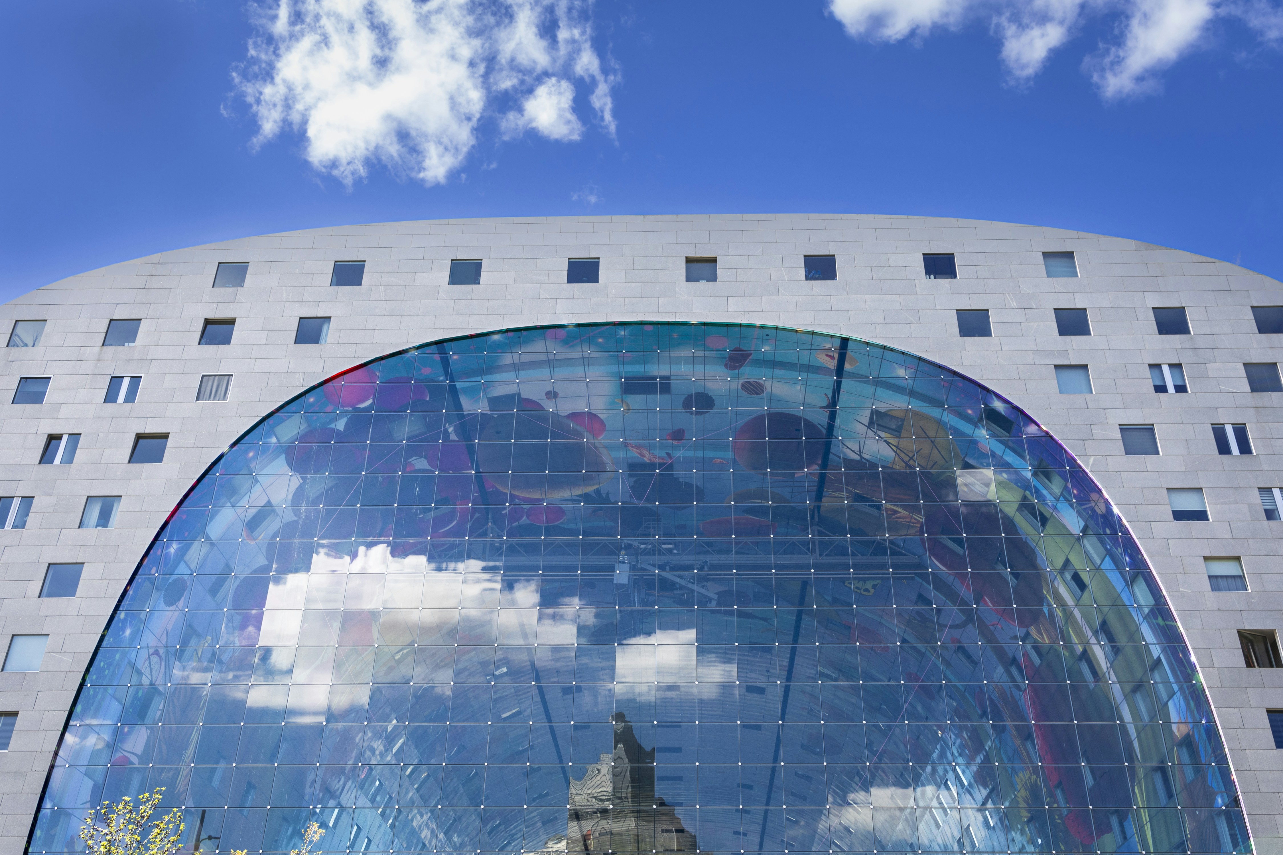 A large building with a large circular window photo – Free Urban Image ...