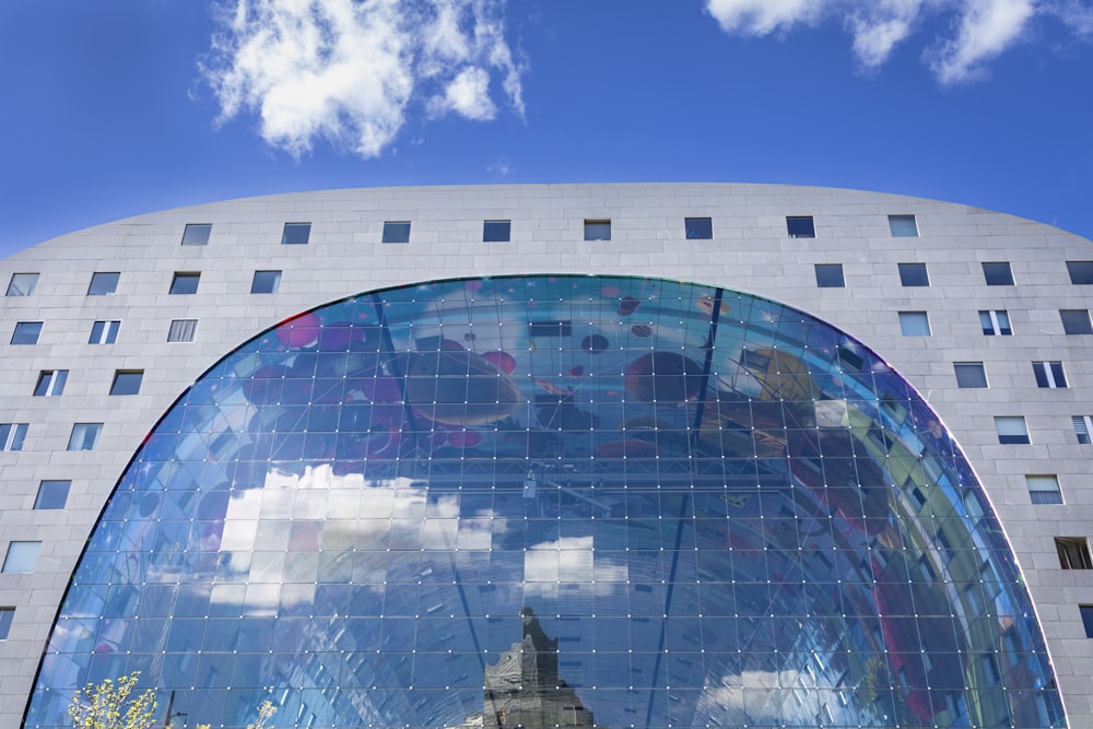 Un gran edificio con un gran ventanal circular