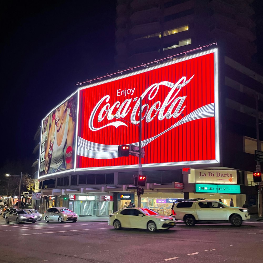 Eine Coca-Cola-Werbung auf einem Gebäude in einer Stadt