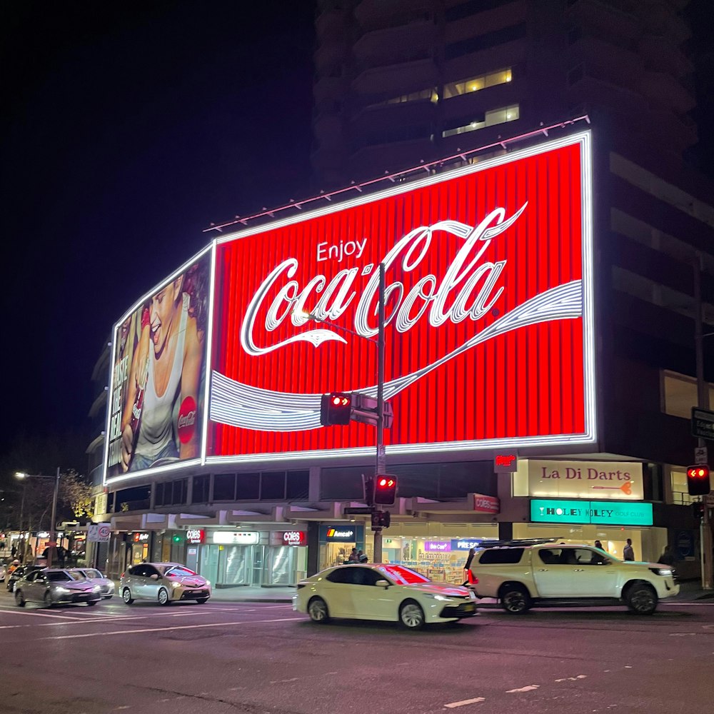 Um anúncio da Coca Cola em um prédio em uma cidade