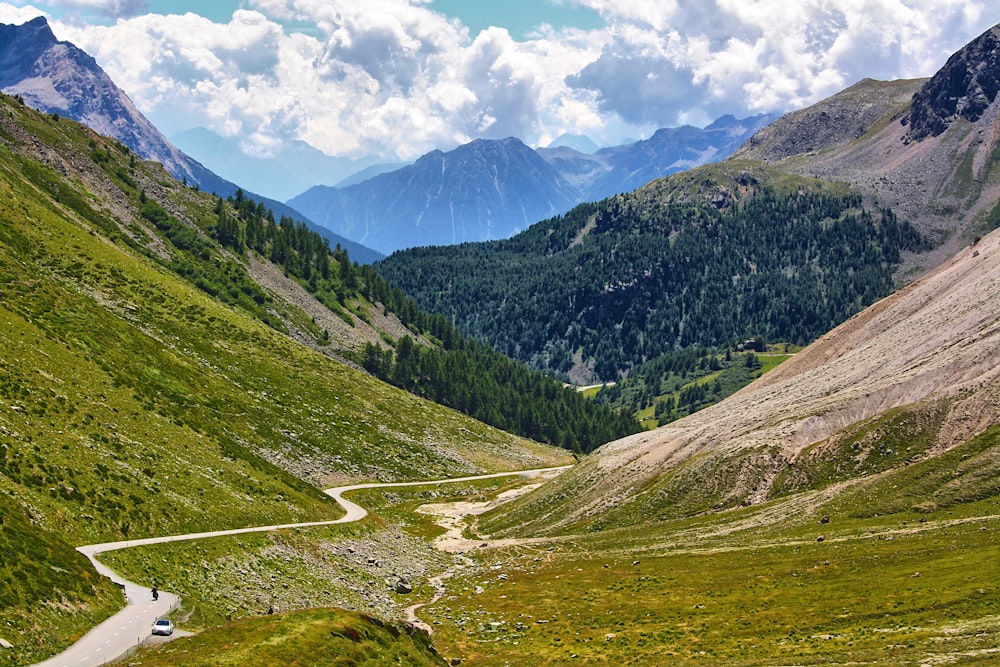 Una vista panorámica de una carretera sinuosa en las montañas