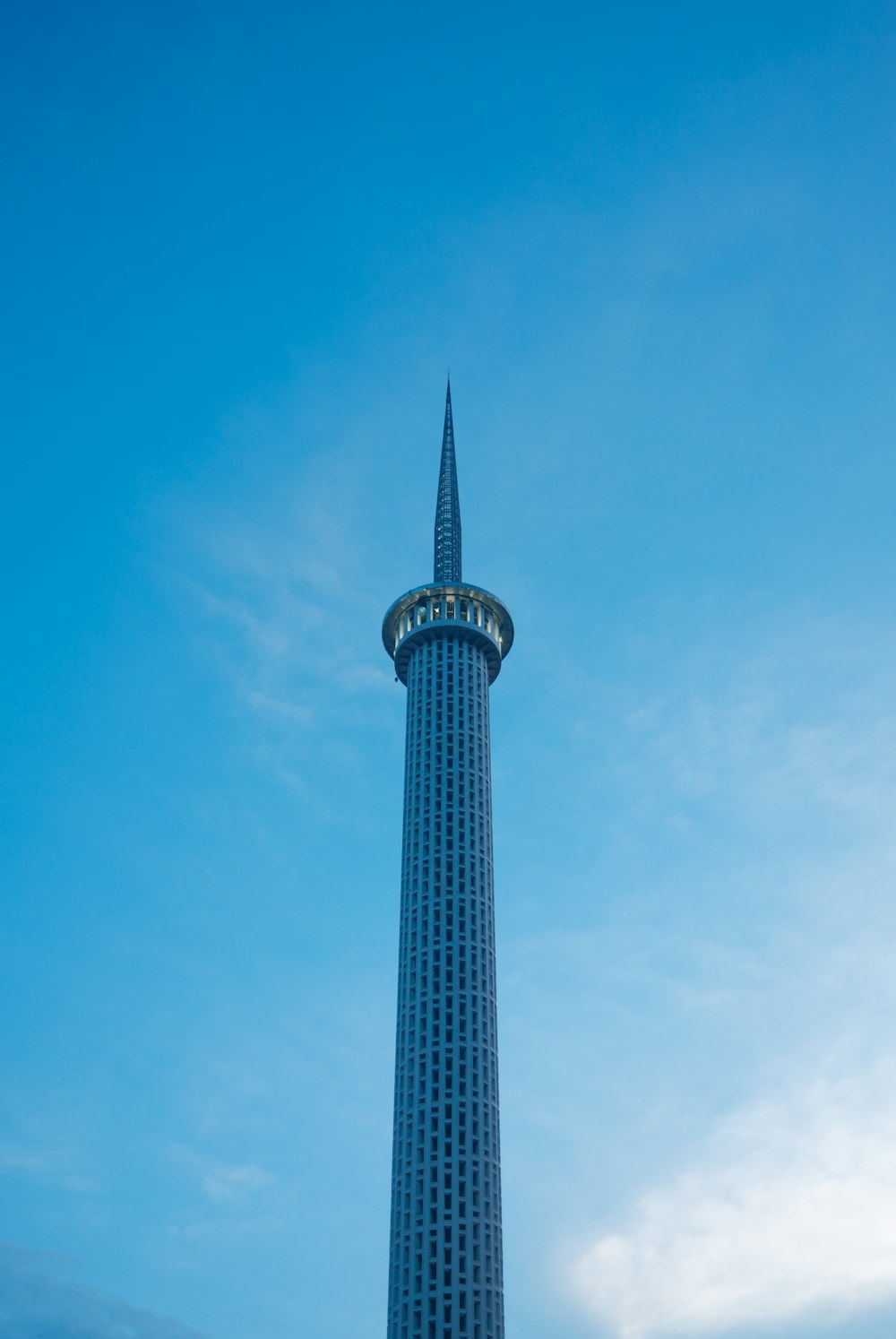 un'alta torre con uno sfondo di cielo