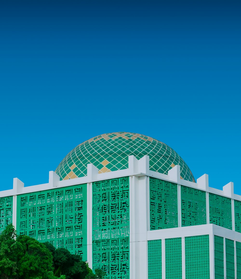 um grande edifício com uma cúpula verde em cima dele