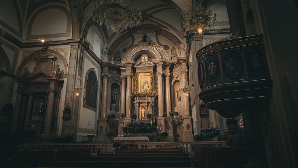 una iglesia con un altar muy alto en el centro