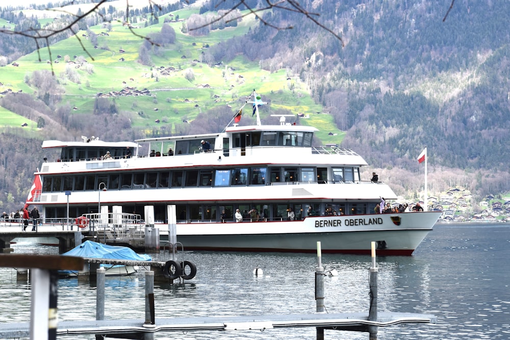 ein großes Boot auf einem Gewässer