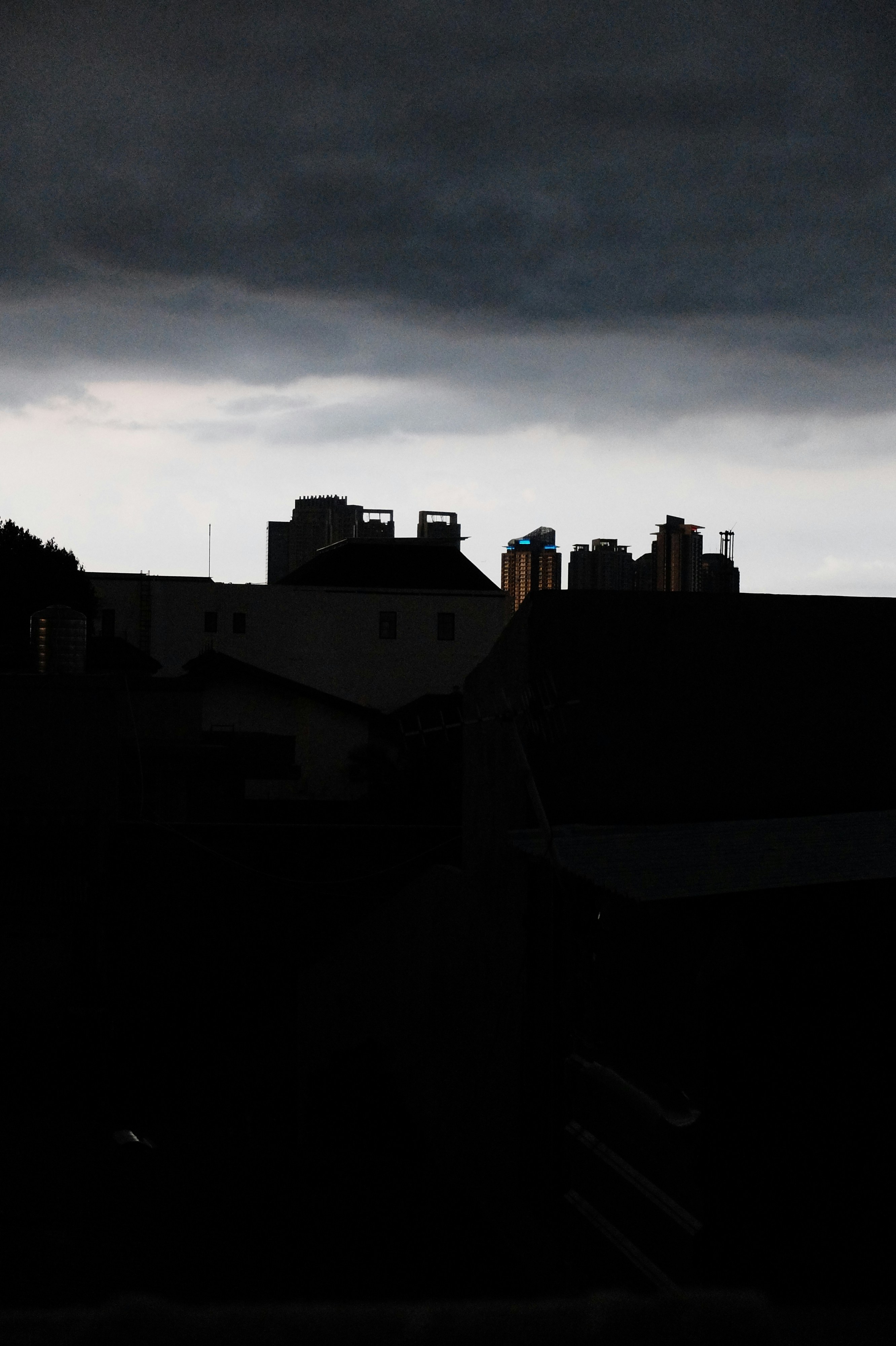 um céu escuro com alguns edifícios ao longe