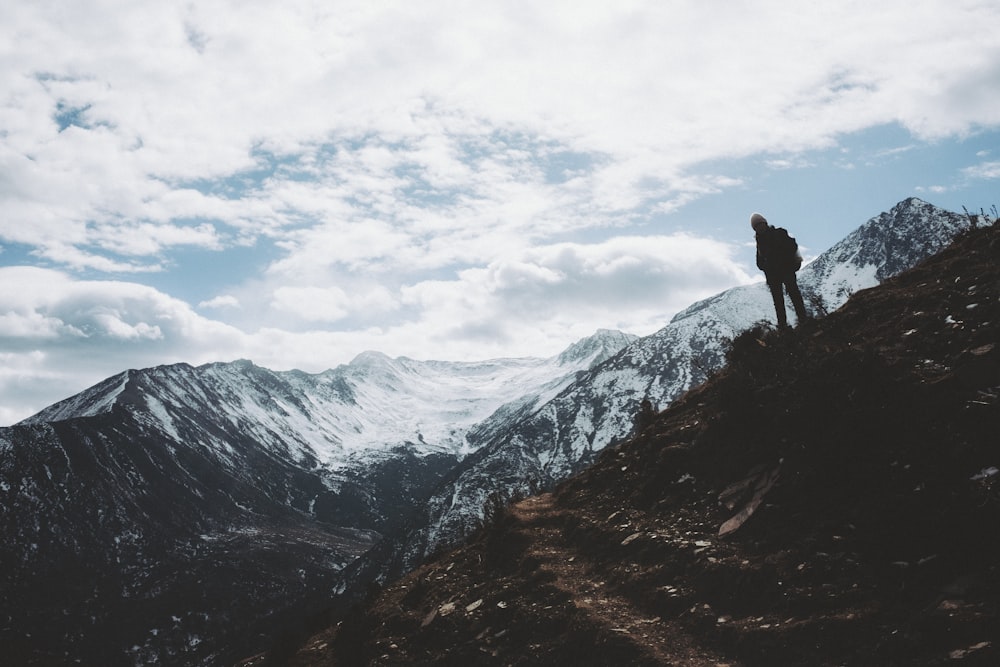 una persona parada en la cima de una montaña