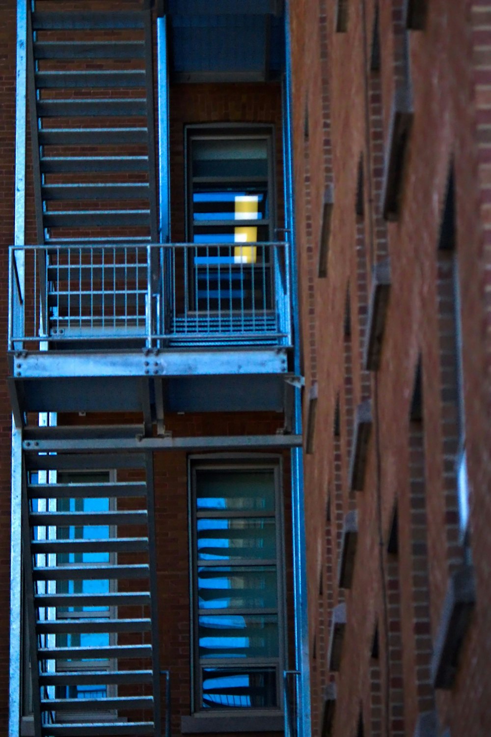 Un edificio alto con balcones y un reloj