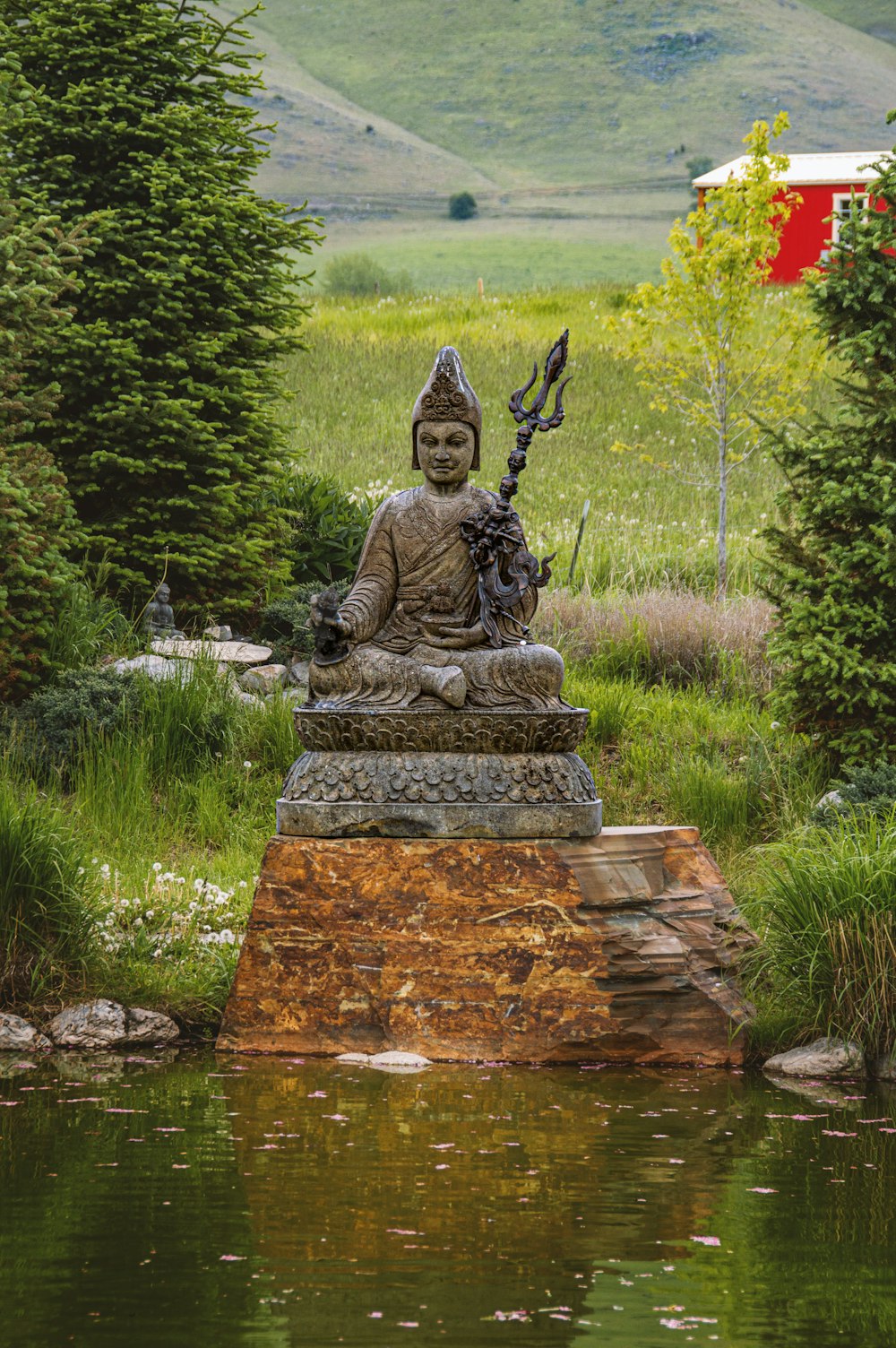 Uma estátua de um Buda sentado em uma lagoa