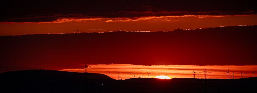 Il sole sta tramontando su una catena montuosa