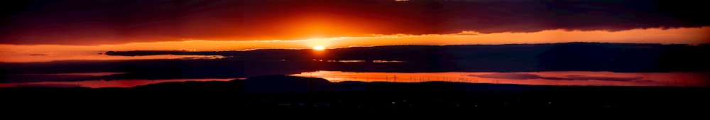 il sole sta tramontando su uno specchio d'acqua