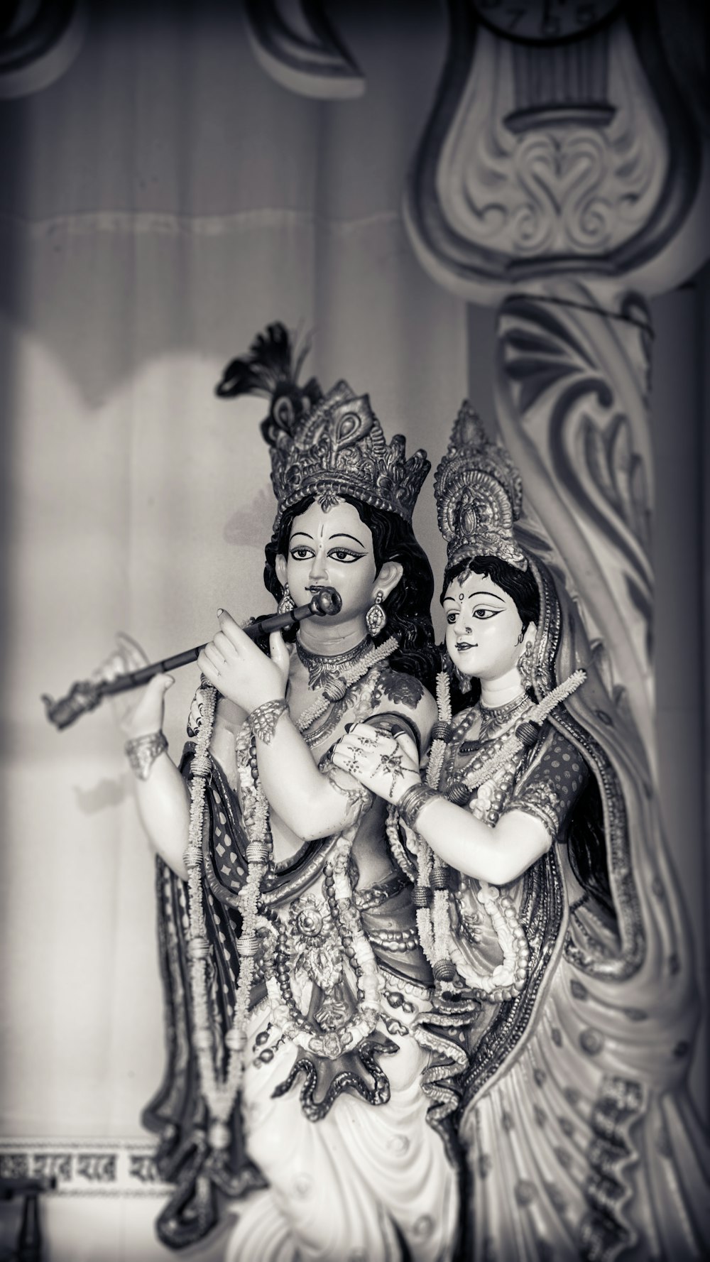 Una foto en blanco y negro de una estatua de una pareja