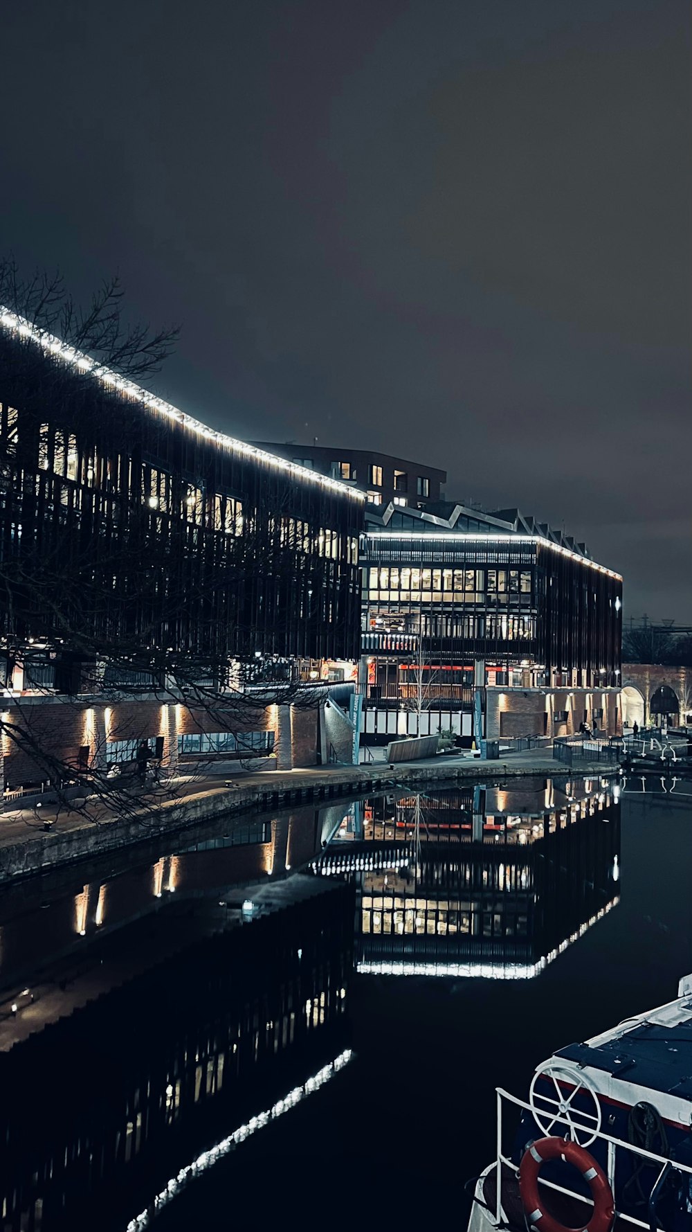 a boat docked in a harbor next to a building