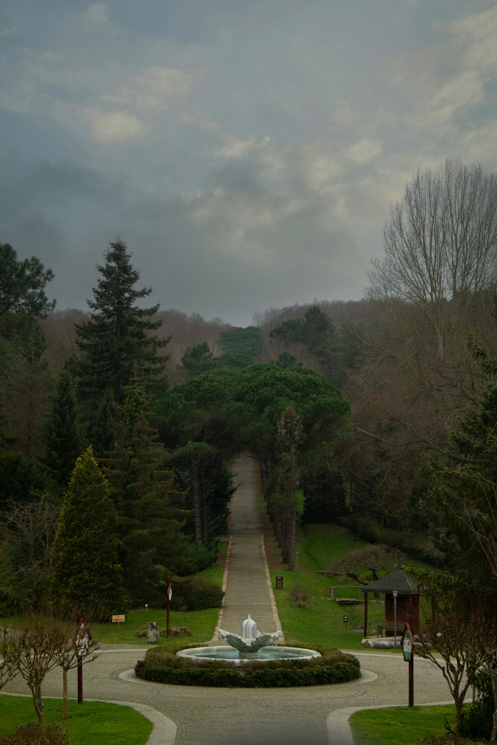 Blick auf einen Park mit einem Springbrunnen in der Mitte