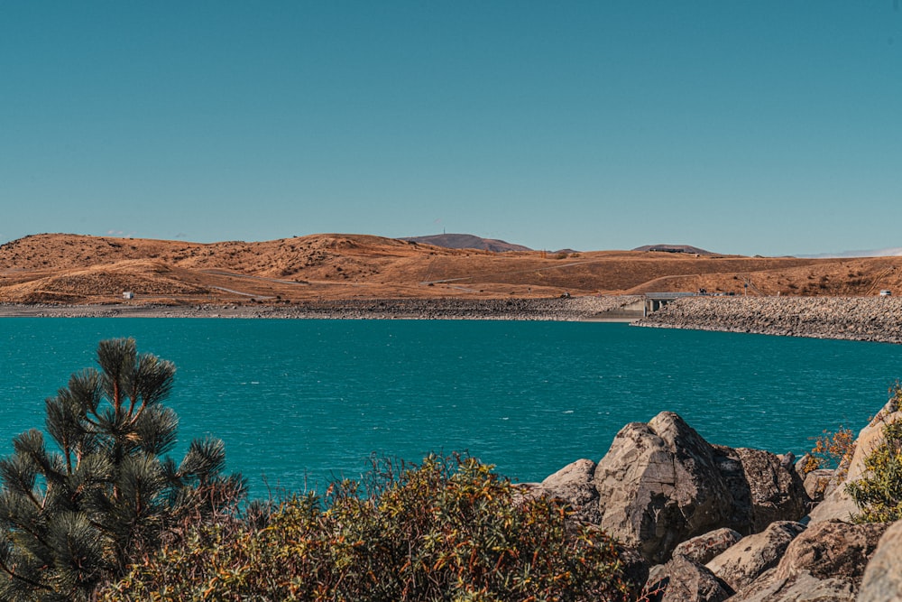 uma grande massa de água cercada por montanhas