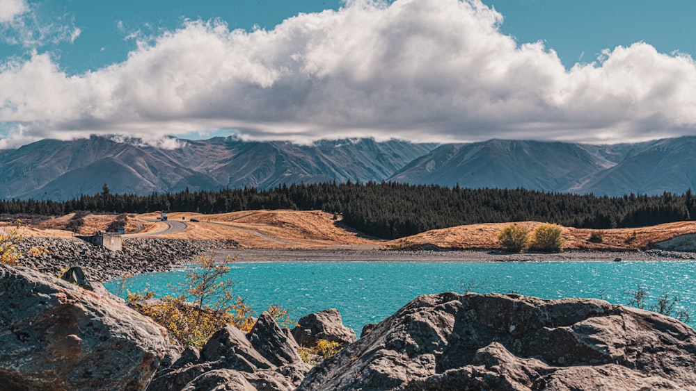 un lago rodeado de montañas bajo un cielo nublado