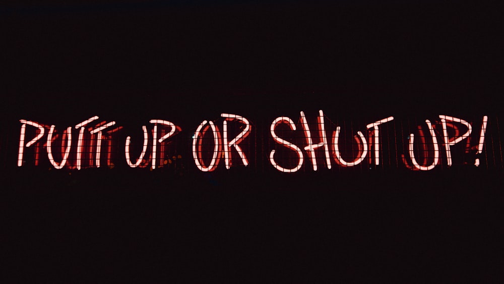 un cartello che dice "alzati" o "stai zitto"