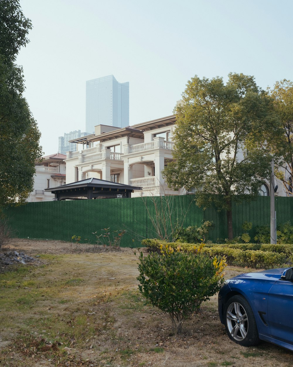 Une voiture de sport bleue garée devant une maison