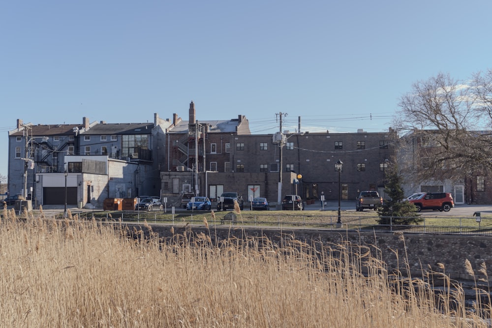 a large building with cars parked in front of it