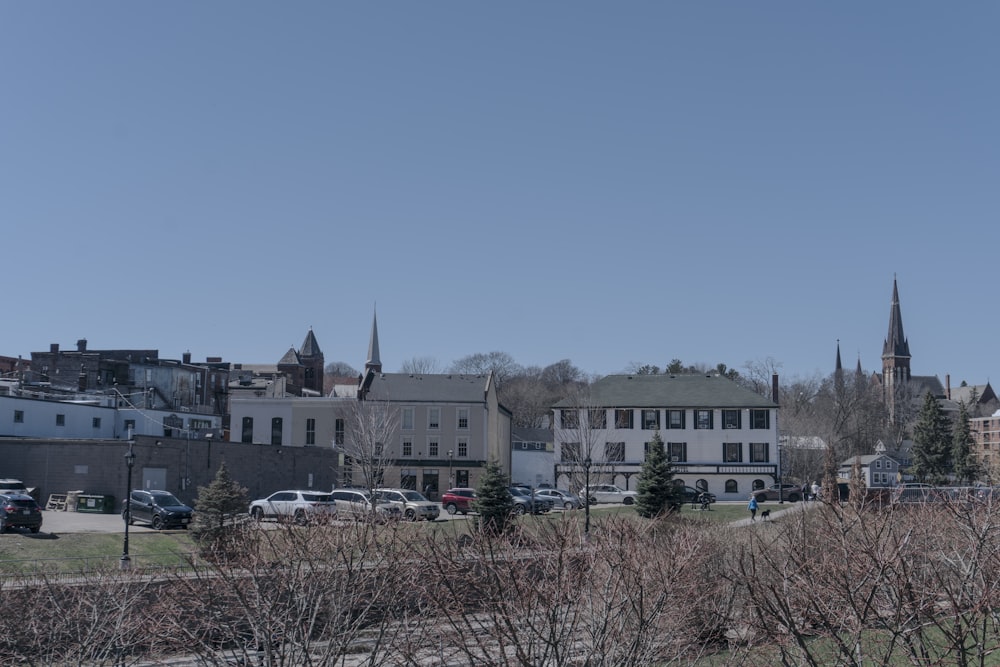 Blick auf eine Stadt von der anderen Straßenseite