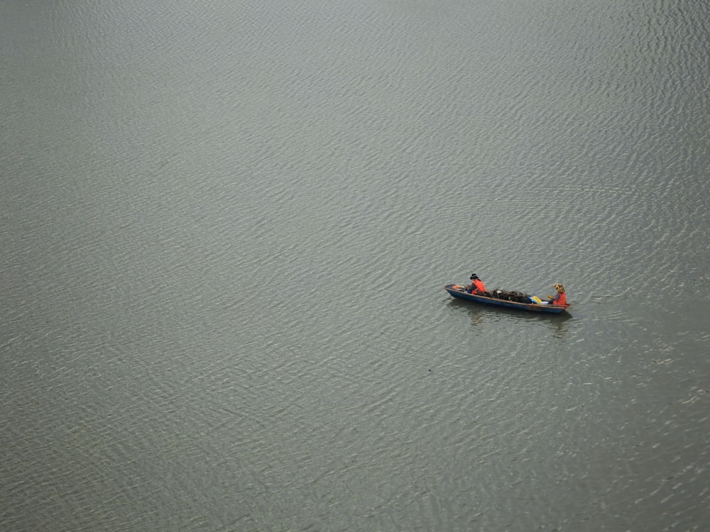 ein kleines Boot, das auf einem großen Gewässer schwimmt