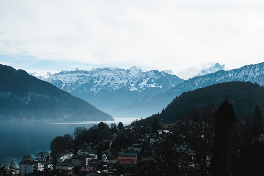 ein malerischer Blick auf eine Bergstadt mit einem See im Vordergrund