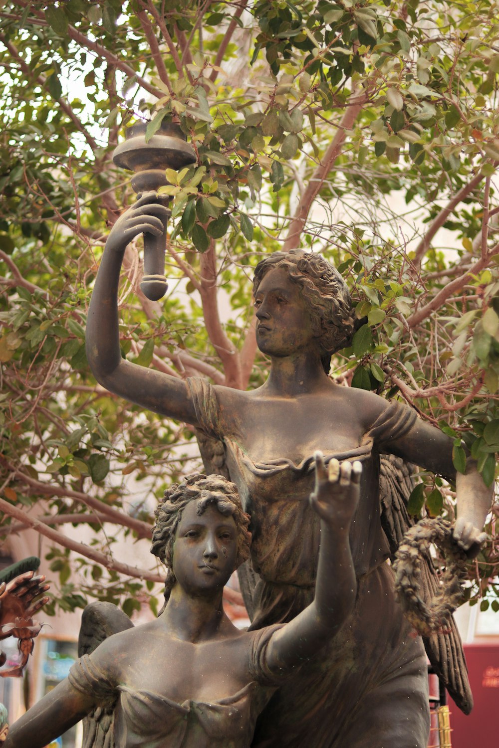 une statue d’une femme tenant une lampe