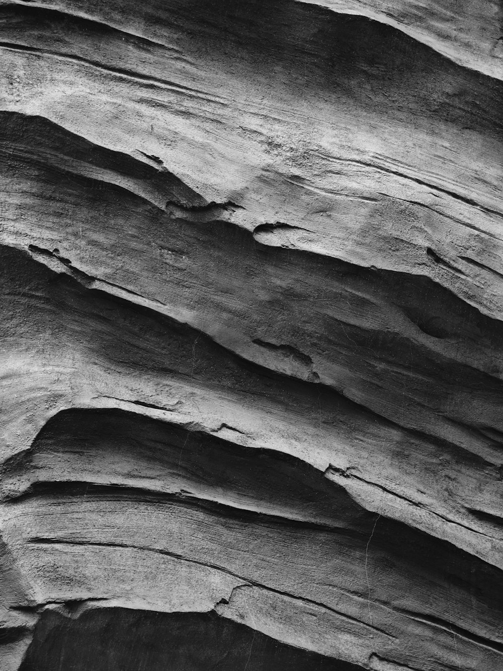 岩肌の白黒写真