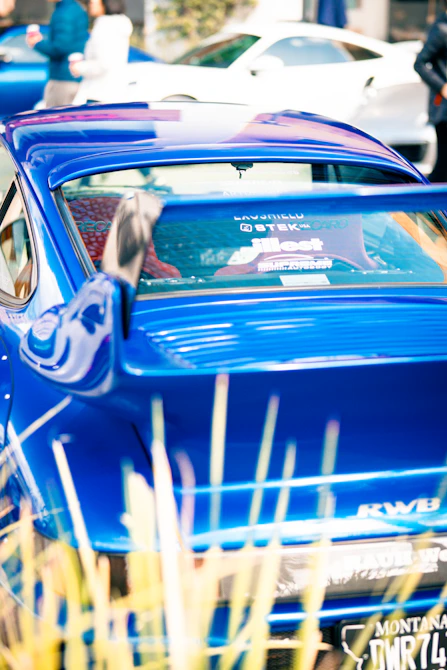 Représentation du voiture bleu pour rappeler le secteur automobile visé.