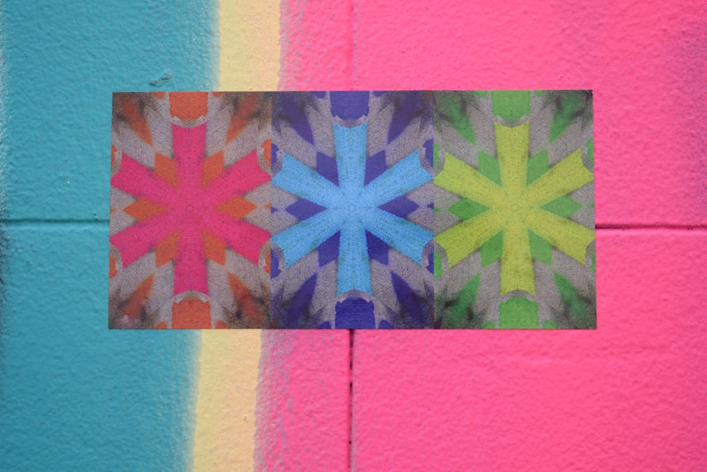 벽에 걸린 여러 가지 빛깔의 눈송이 사진