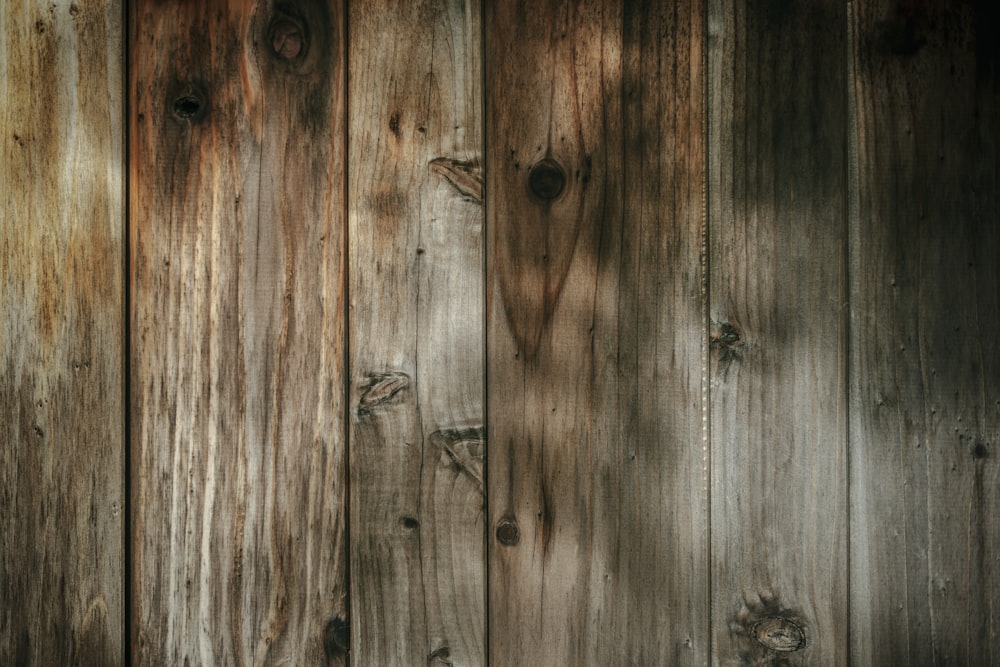 Un primer plano de una pared de madera con nudos