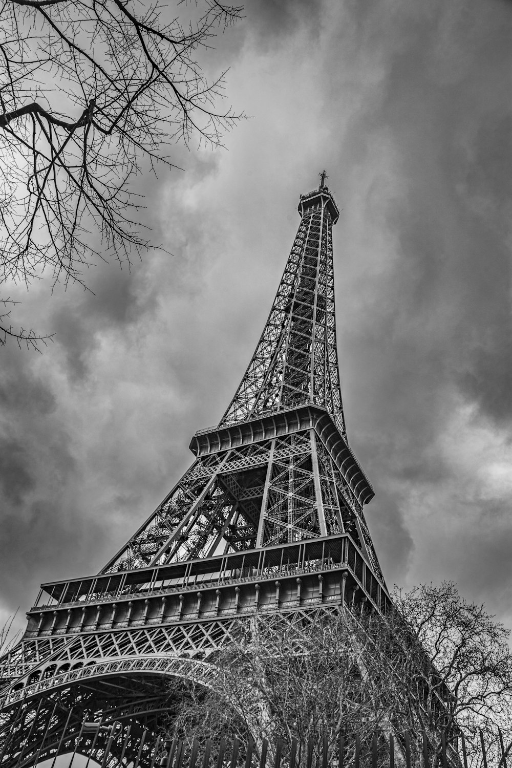 a black and white photo of the eiffel tower